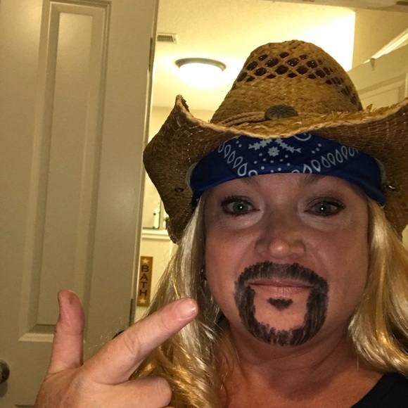 Meet your Posher, Lisa - Picture 3 of 4